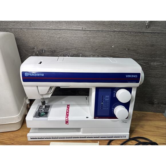 Husqvarna Viking Daisy 315 Sewing Machine Tested w/ Pedal Manuals & Case Sweden - Picture 2 of 11